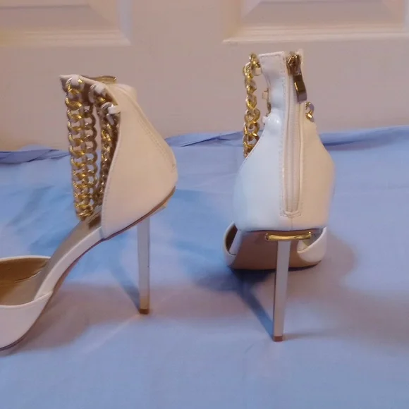 Fashion Nova White and Gold Stiletto Heels with Gold Ankle Chains. Size11 - Picture 5 of 10